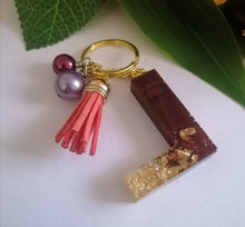 Load image into Gallery viewer, Personalised Letter L gold flake keyring
