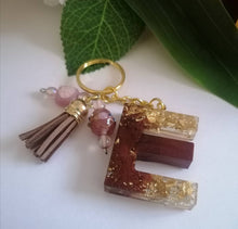 Load image into Gallery viewer, Personalised Letter E gold flake keyring