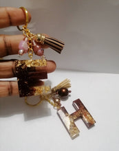 Load image into Gallery viewer, Personalised Letter E gold flake keyring
