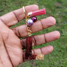 Load image into Gallery viewer, Personalised Letter L gold flake keyring
