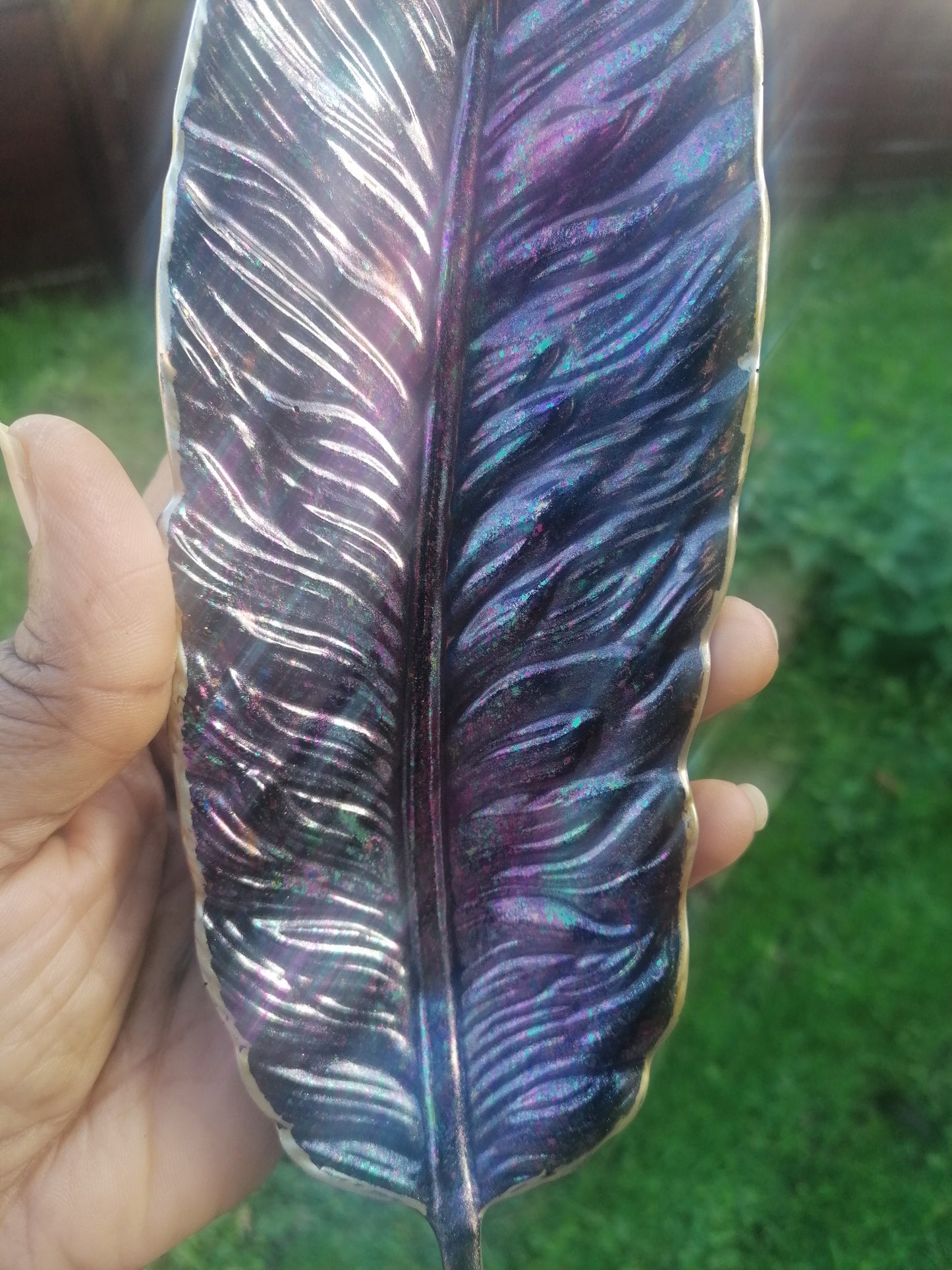 Colour shifting feather trinket tray
